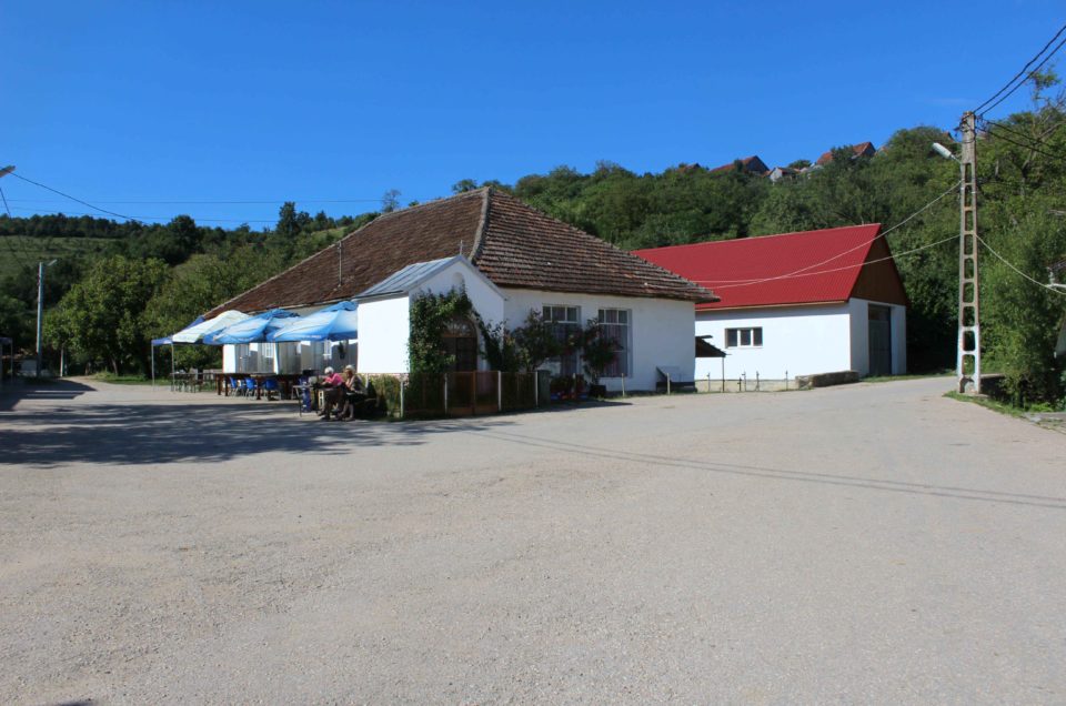 Kaple sv. Jana a hospoda v Gerniku | Zdroj: CK KM